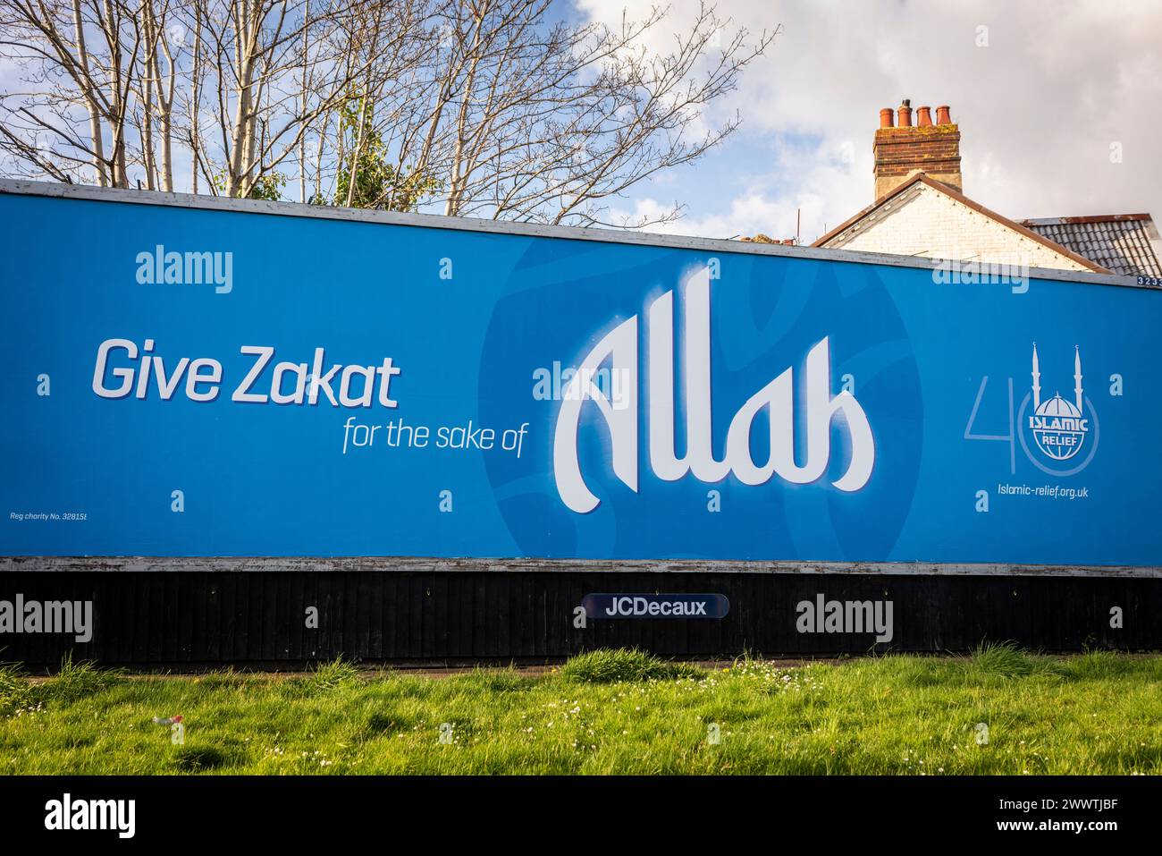 Cartellone pubblicitario per l'associazione benefica Islamic Relief per fare / dare una donazione Zakat per il bene di Allah, Southampton, Hampshire, Inghilterra, Regno Unito Foto Stock