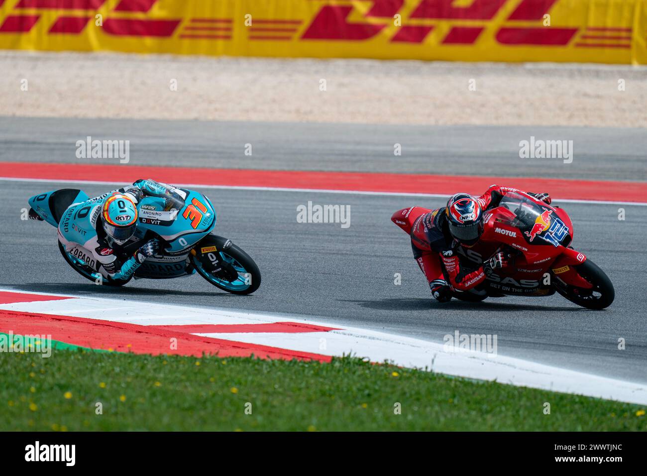 Portimao, Portogallo. 23 marzo 2024. PORTIMAO, PORTOGALLO - 23 MARZO: Jacob Roulstone dell'Australia, Red Bull GASGAS Tech3 e Adrian Fernandez della Spagna, Leopard Racing durante il grande Premio Tissot de Portugal, classe Moto3, qualificazione all'autodromo Internacional do Algarve il 23 marzo 2024 a Portimao, Portogallo. (Foto di Henk Seppen/Orange Pictures) credito: Orange Pics BV/Alamy Live News Foto Stock