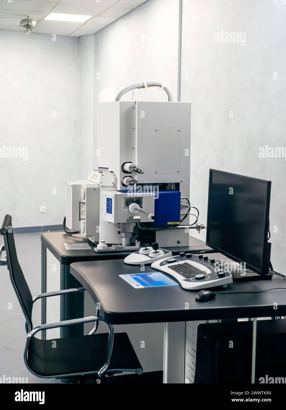 Spazio di lavoro di uno scienziato con microscopio elettronico, tavolo e computer Foto Stock Spazio di lavoro di uno scienziato con microscopio elettronico, tavolo e computer Foto Stock