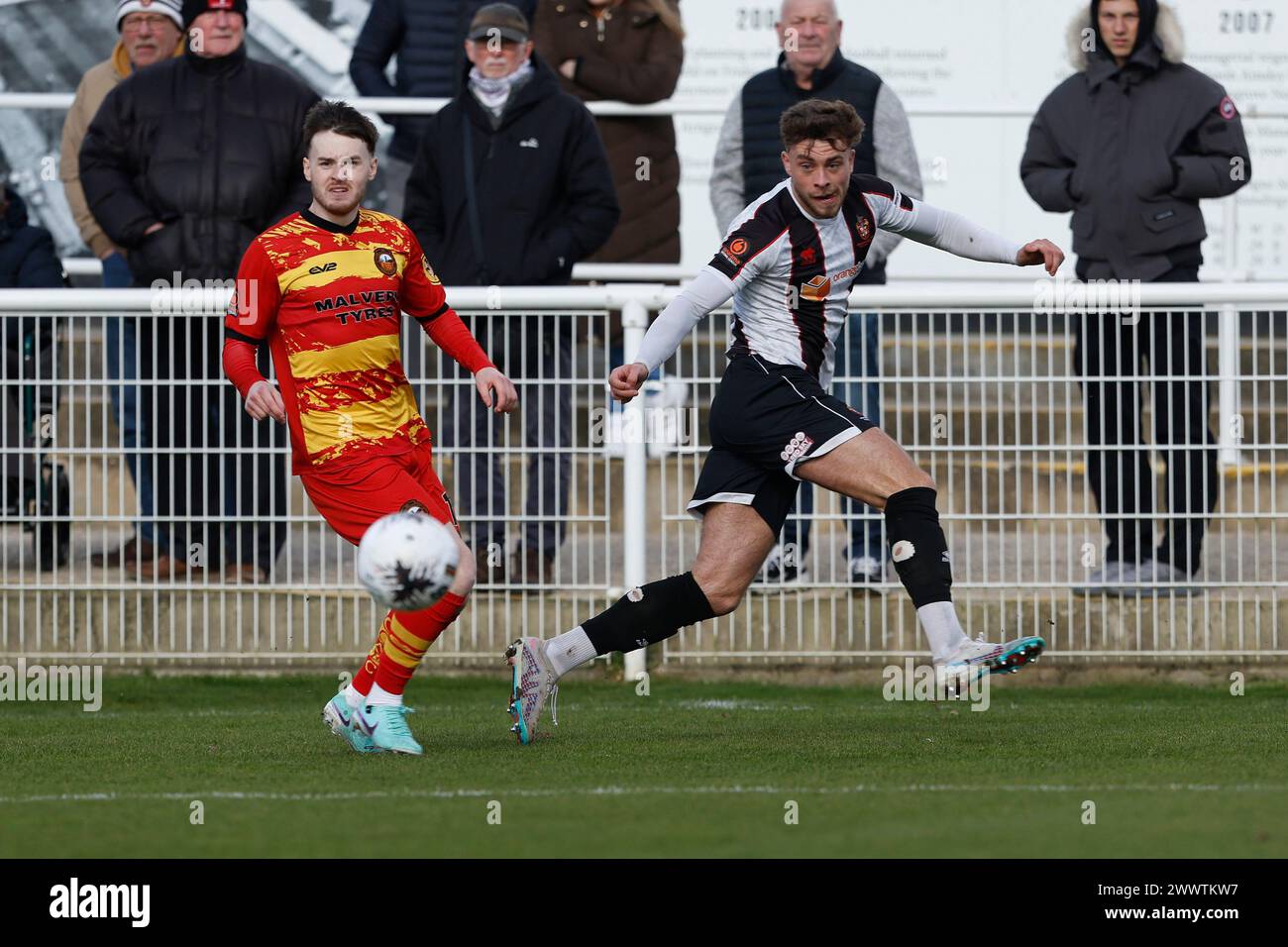 Reece Staunton di Spennymoor Town ottiene una croce nel box durante la partita della Vanarama National League North tra Spennymoor Town e Gloucester City al Brewery Field di Spennymoor sabato 23 marzo 2024. (Foto: Mark Fletcher | mi News) crediti: MI News & Sport /Alamy Live News Foto Stock