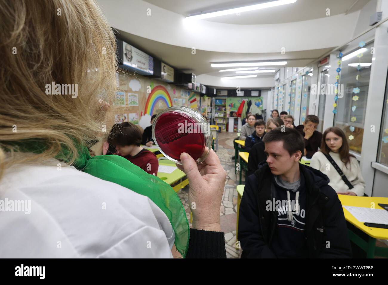 CHARKIV, UCRAINA - 25 MARZO 2024 - partecipanti all'evento educativo organizzato dagli insegnanti dell'Università Nazionale di Farmacia (NUPh) per incoraggiare gli studenti del 10° e 11° grado a scegliere una professione in una classe attrezzata nella metropolitana di Charkiv, Charkiv, Ucraina nord-orientale Foto Stock