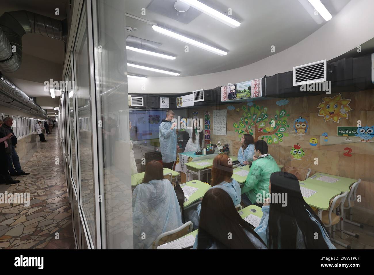 CHARKIV, UCRAINA - 25 MARZO 2024 - partecipanti all'evento educativo organizzato dagli insegnanti dell'Università Nazionale di Farmacia (NUPh) per incoraggiare gli studenti del 10° e 11° grado a scegliere una professione in una classe attrezzata nella metropolitana di Charkiv, Charkiv, Ucraina nord-orientale Foto Stock