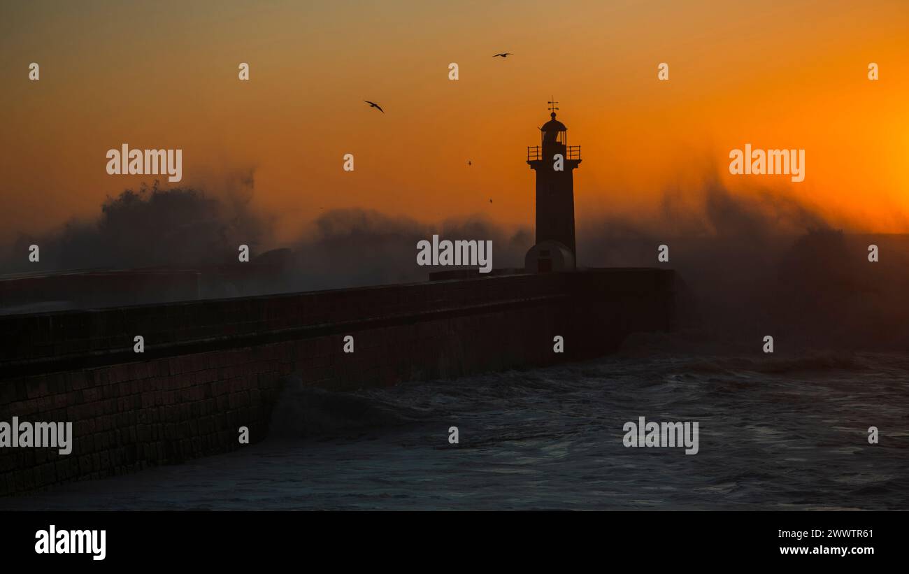 Faro delle Felgueiras durante un incredibile tramonto, Porto, Portogallo. Foto Stock