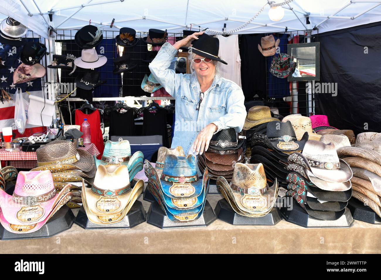 Una signora che vende cappelli da cowboy al Driftwood Music Festival, Doheny State Beach, California. Foto Stock