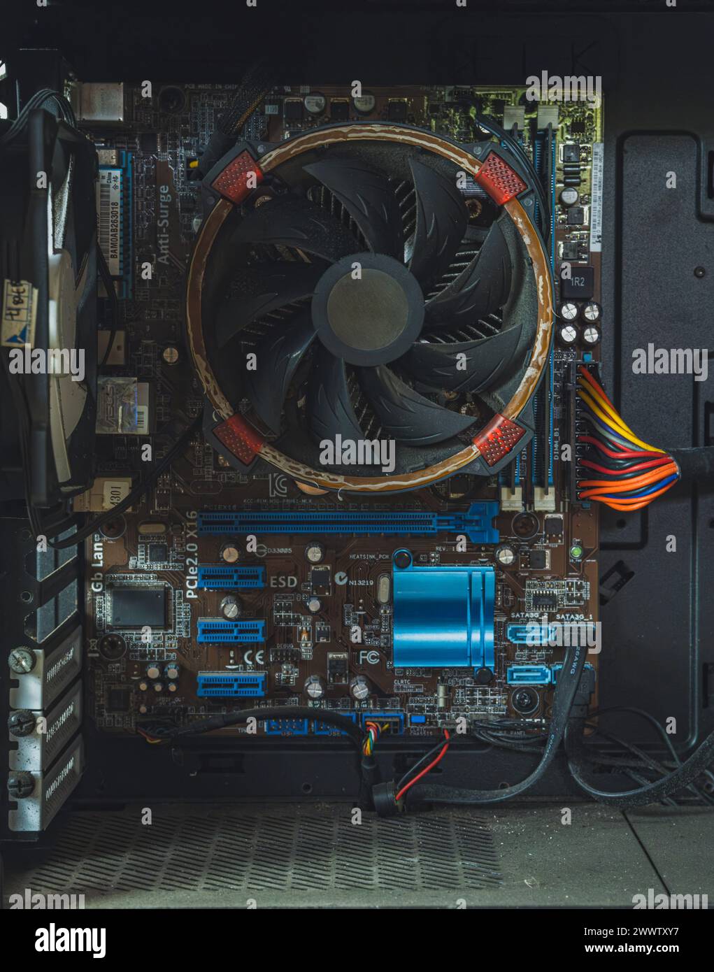 questo vecchio pc è rotto e polveroso. Foto Stock