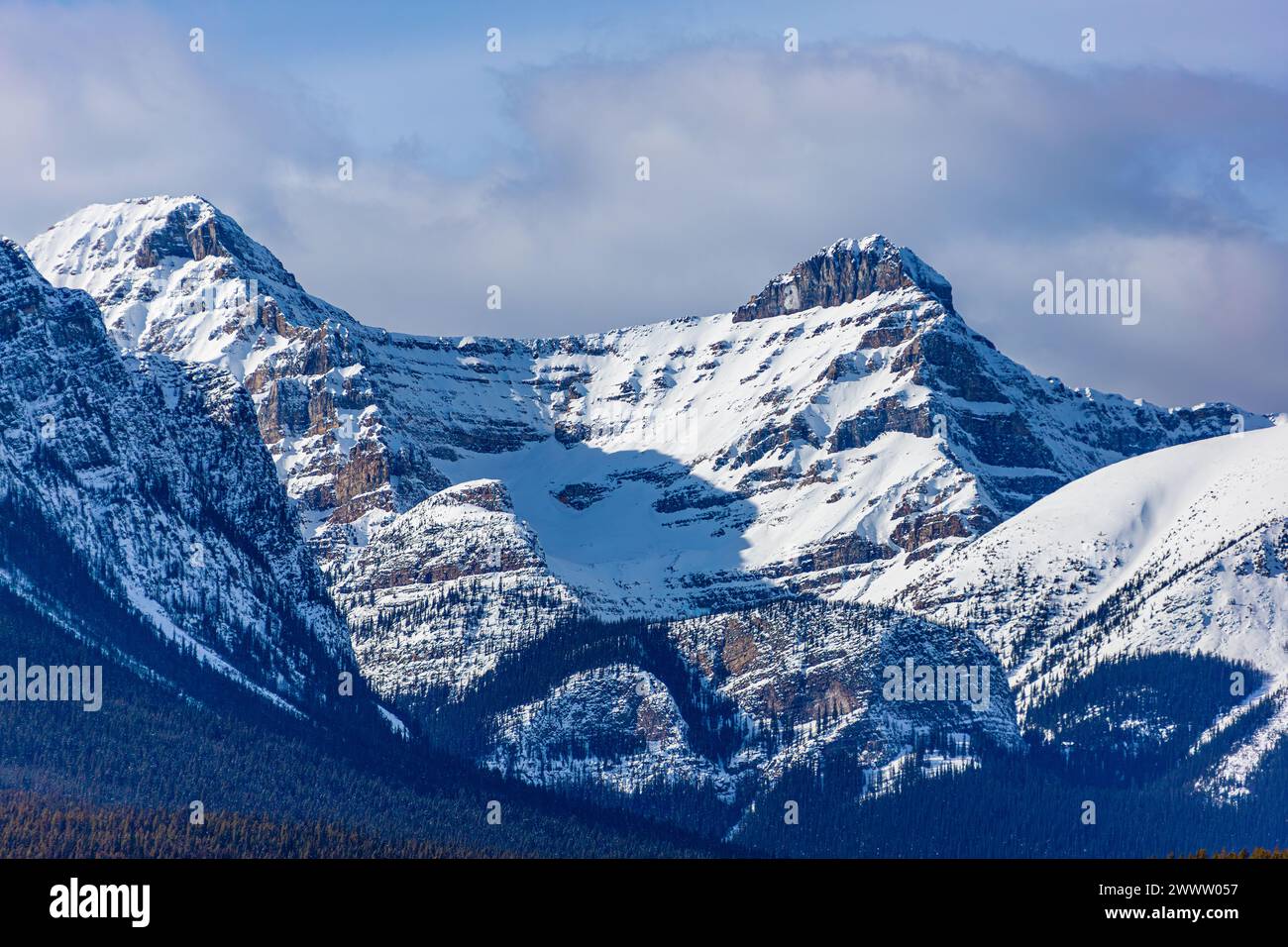 Primo piano del Monte Whyte innevato e del Monte Niblock in inverno al Lago Louise nel Parco Nazionale di Banff, Alberta, Canada. Foto Stock