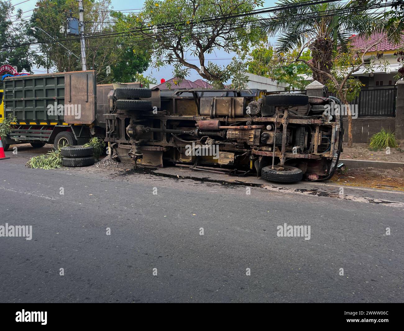 klaten, Indonesia - 4 luglio 2022, Un camion grande ha un incidente, rotola sopra in una fossa laterale dopo un incidente stradale. Nessuna vittima Foto Stock