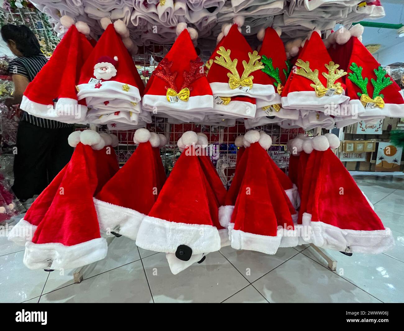 I cappelli rossi di Babbo Natale vengono venduti nei negozi prima delle celebrazioni di Natale Foto Stock