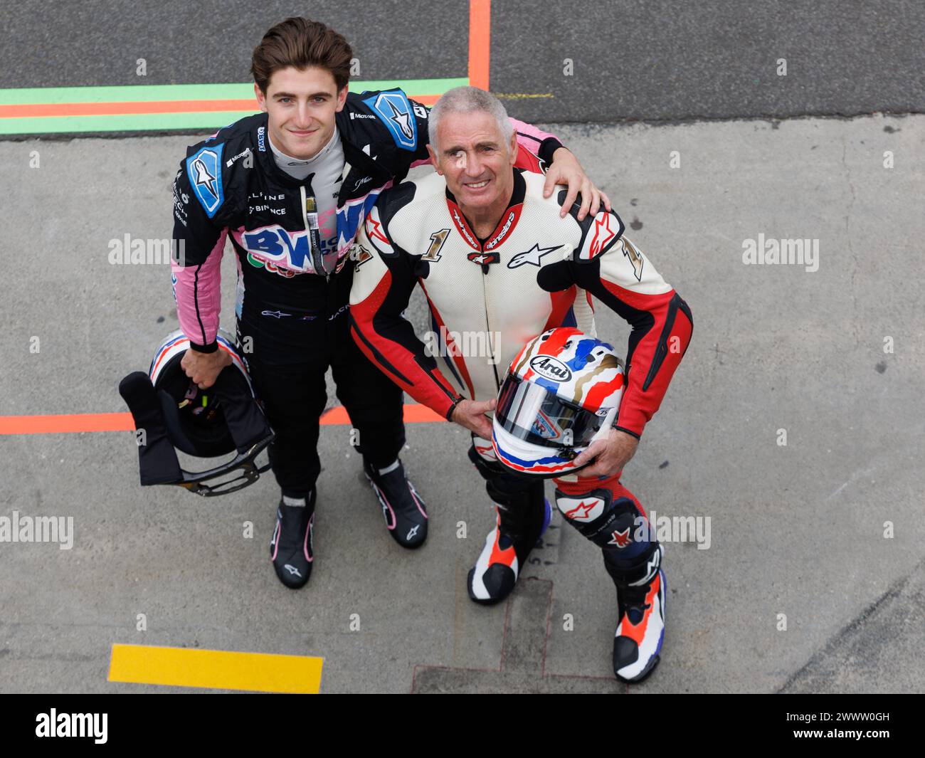 Mick e Jack Doohan corrono l'un l'altro al circuito di Albert Park Grand Prix. Foto Stock