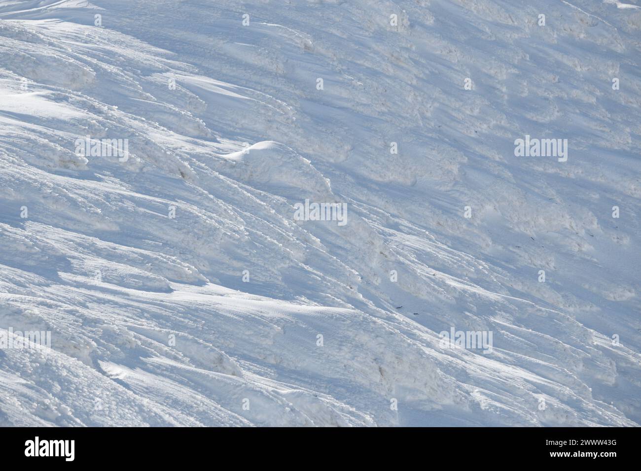 Schema di sfondo astratto naturale in un paesaggio innevato invernale ghiacciato Foto Stock