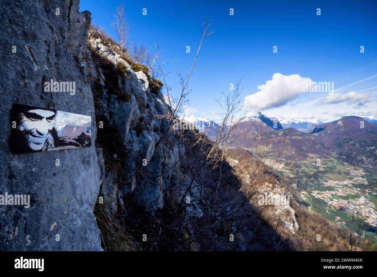 Una targa commemorativa sulla via Ferrata dell'amicizia nei pressi di Riva del Garda Foto Stock