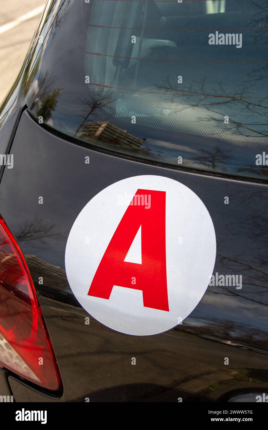 Francia: Disco adesivo “A” (per “apprendista”) sul retro di una vettura, indicante che il veicolo è guidato da un giovane conducente Foto Stock
