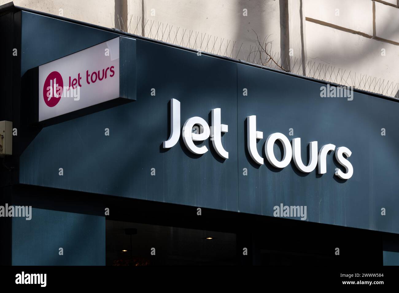 Firma e logo di un'agenzia Jet Tours. Jet Tours è un'azienda francese specializzata in viaggi, club turistici, tour e soggiorni turistici Foto Stock