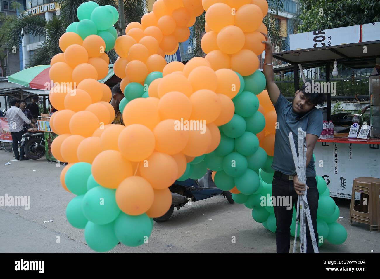 I sostenitori del BJP sono visti decorare palloncini nei colori del partito in un raduno con il primo ministro del Tripura Manik Saha, l'ex candidato del cm e del BJP Biplab Kumar Deb e Kriti Singh, insieme ad altri leader, durante una campagna elettorale a sostegno dei candidati di Lok Sabha ad Agartala. Tripura, India. Foto Stock