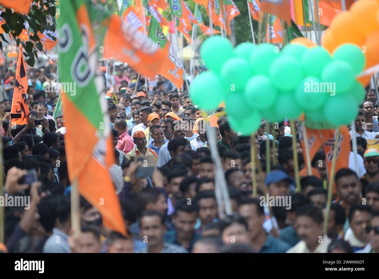 I sostenitori del BJP visti in una manifestazione con il primo ministro del Tripura Manik Saha, l'ex candidato del cm e del BJP Biplab Kumar Deb e Kriti Singh insieme ad altri leader durante una campagna elettorale a sostegno dei candidati di Lok Sabha ad Agartala. Tripura, India. Foto Stock