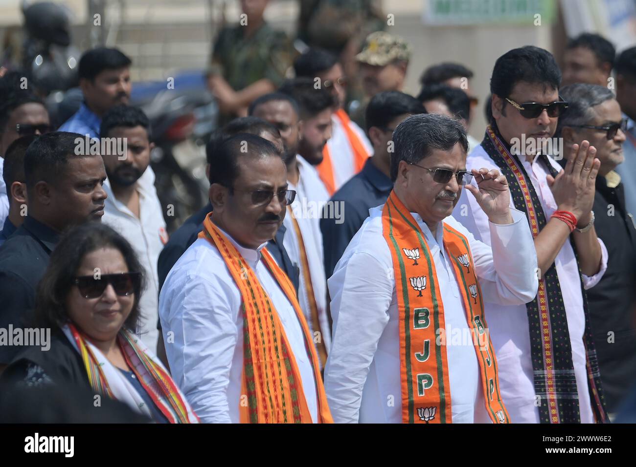 Il primo ministro del Tripura Manik Saha, l'ex candidato del cm e del BJP Biplab Kumar Deb e Kriti Singh insieme ad altri leader durante una campagna elettorale a sostegno dei candidati di Lok Sabha ad Agartala. Tripura, India. Foto Stock