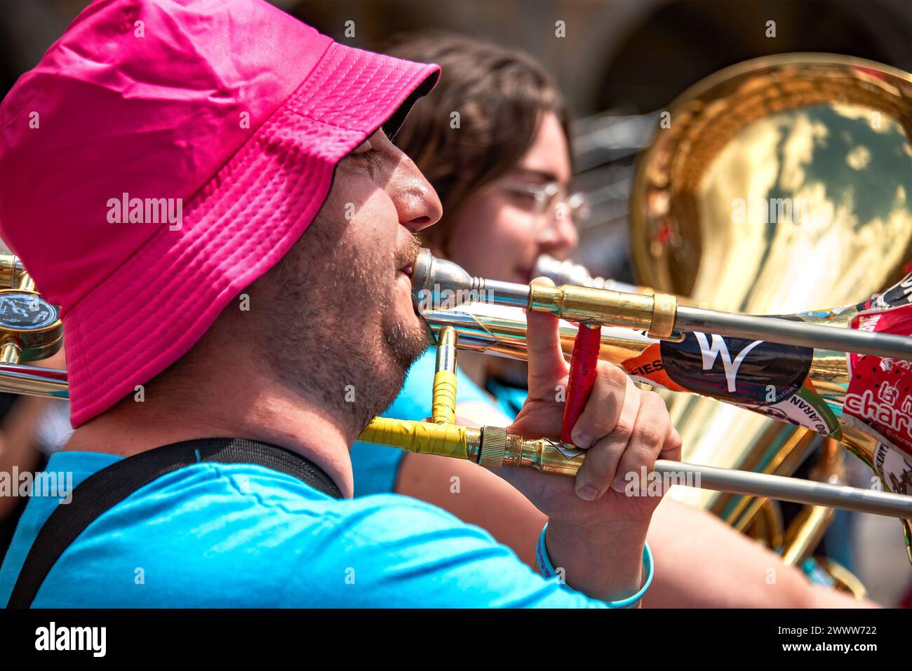 Salamanca, Spagna, 10 giugno 23: Sfilata di bande di ottoni a Plaza Mayor de Salamanca. Un musicista maschile suona il suo Trombone mentre una musicista femminile suona Tuba. Foto Stock