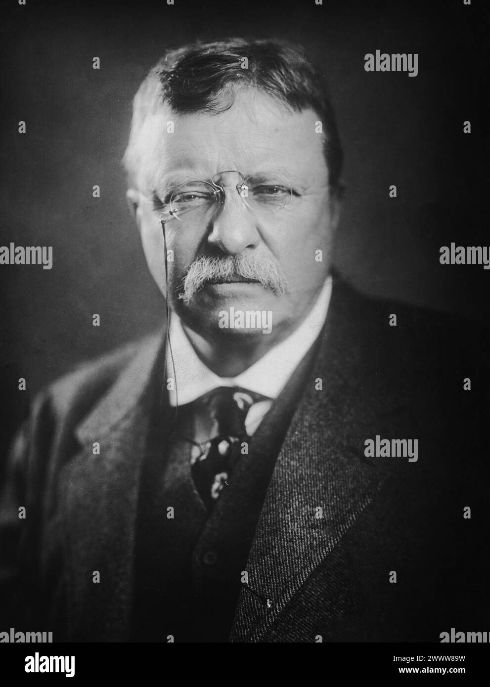 Theodore Roosevelt - ritratto testa e spalle, davanti, 1900 Foto Stock