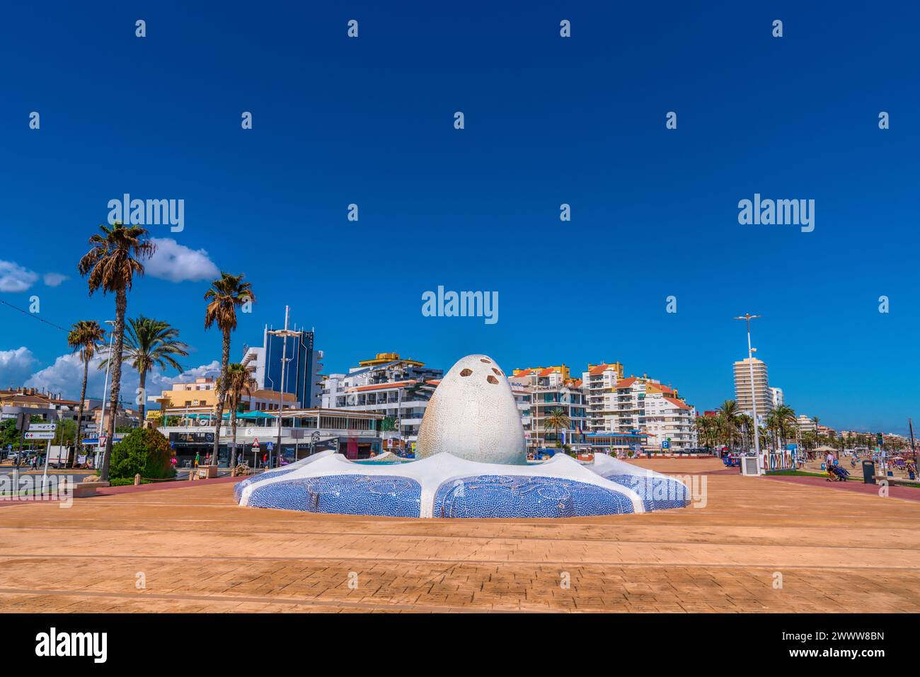 Il lungomare paseo Peniscola, Spagna, ispirato a Gaudi, è un'opera d'arte a piastrelle colorate Foto Stock