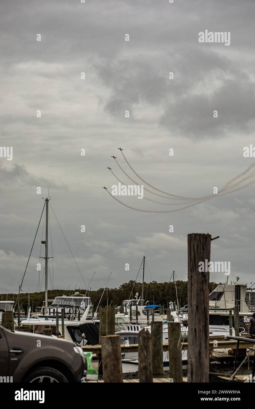 Thames, nuova Zelanda, 27 gennaio 2024: Wings and Wheels event. Ammira dal Tamigi Wharf le acrobazie aeree di alcuni degli aerei da caccia della seconda guerra mondiale Foto Stock