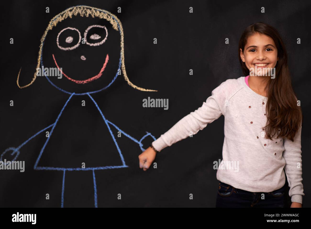 Lavagna, bambini o ragazza che si tengono per mano con arte, disegno o immagine di un amico immaginario su sfondo scuro. Fantasia, creativo o ragazzo con Foto Stock