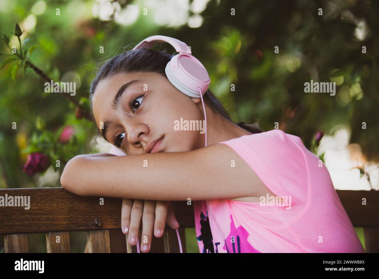 Una ragazza che ascolta musica con le cuffie, si diverte e si rilassa Foto Stock
