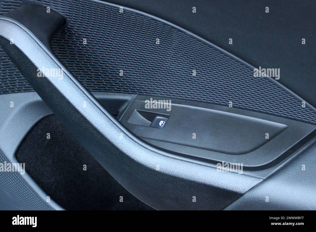 Design della maniglia della portiera, della tasca interna e del pulsante di sollevamento del finestrino sulla portiera anteriore di un'auto Foto Stock