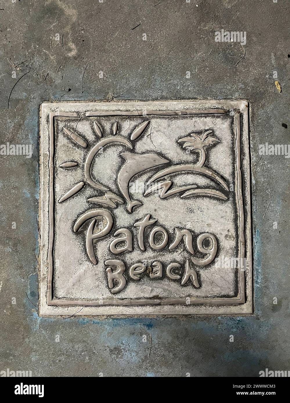 Piastrelle marciapiede con logo Patong Beach su un marciapiede di una strada a Patong, Phuket, Thailandia Foto Stock