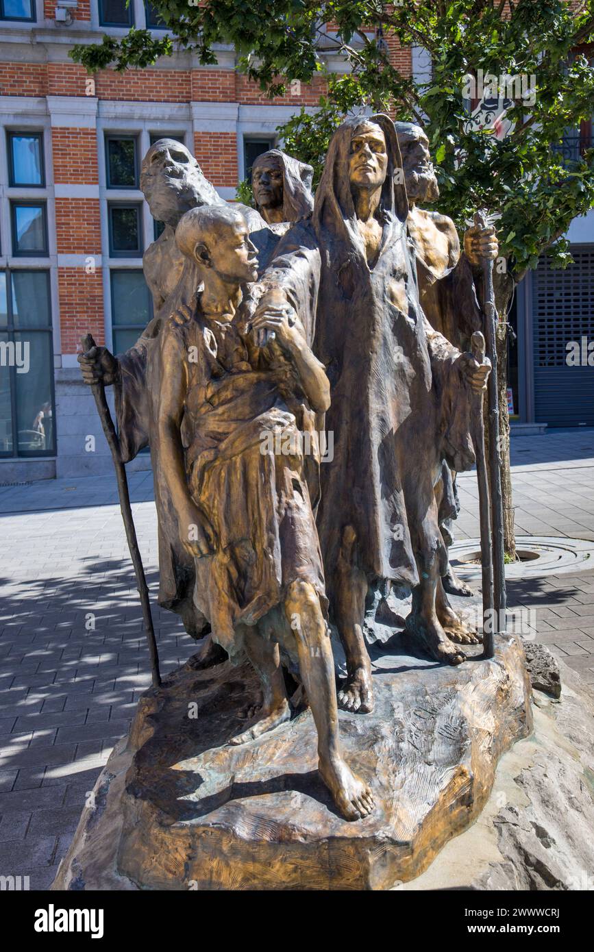 Bambino che guida i ciechi, statua in bronzo di Guillaume Charlier, Tournai, Belgio Foto Stock