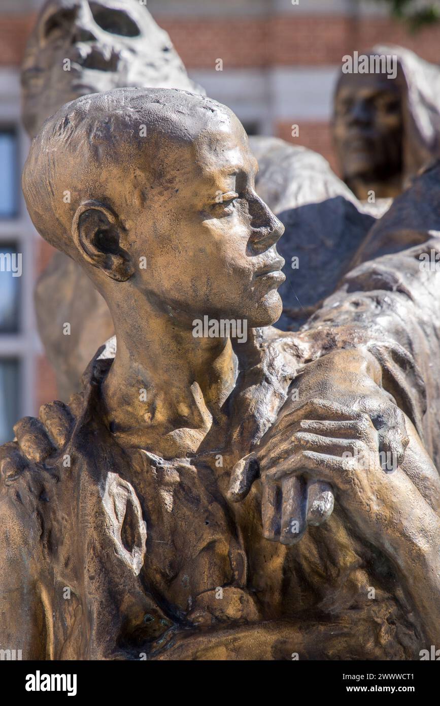 Bambino che guida i ciechi, statua in bronzo di Guillaume Charlier, Tournai, Belgio Foto Stock