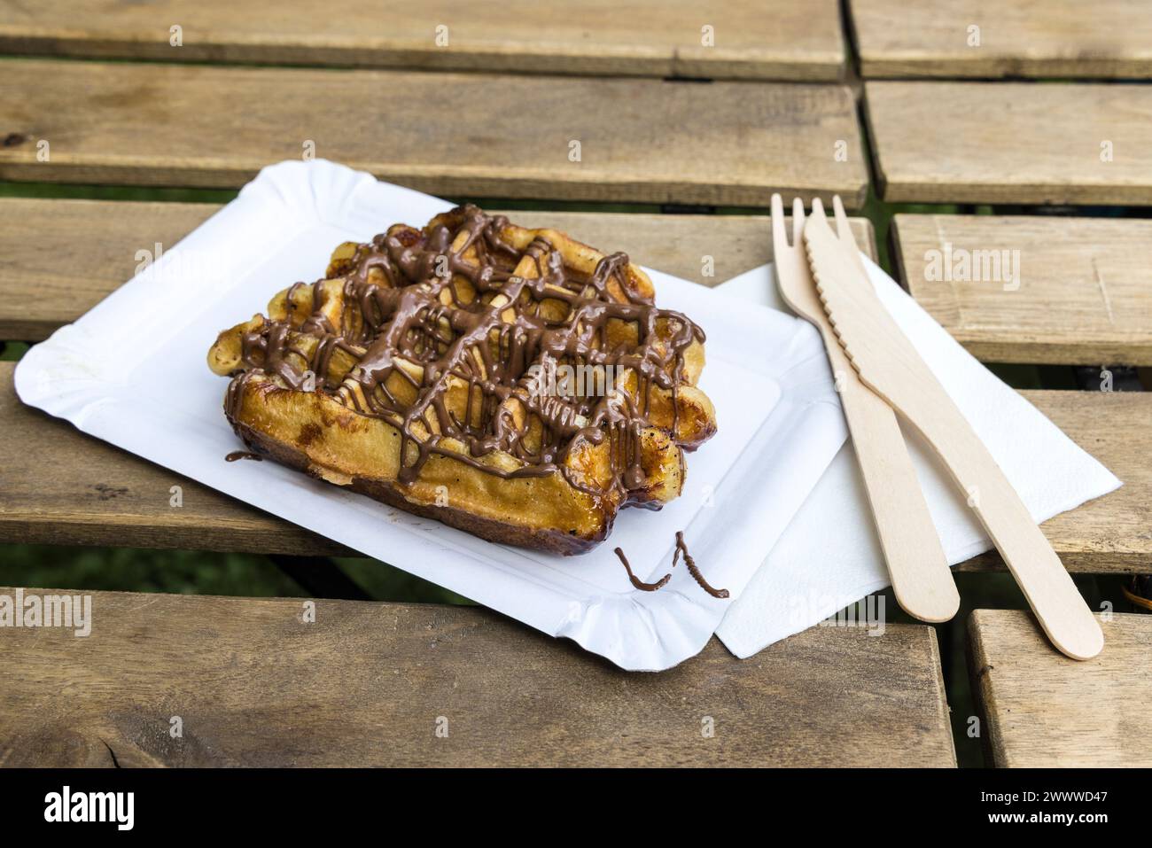 Waffle belgi al cioccolato con forchetta e coltello in legno, Belgio Foto Stock