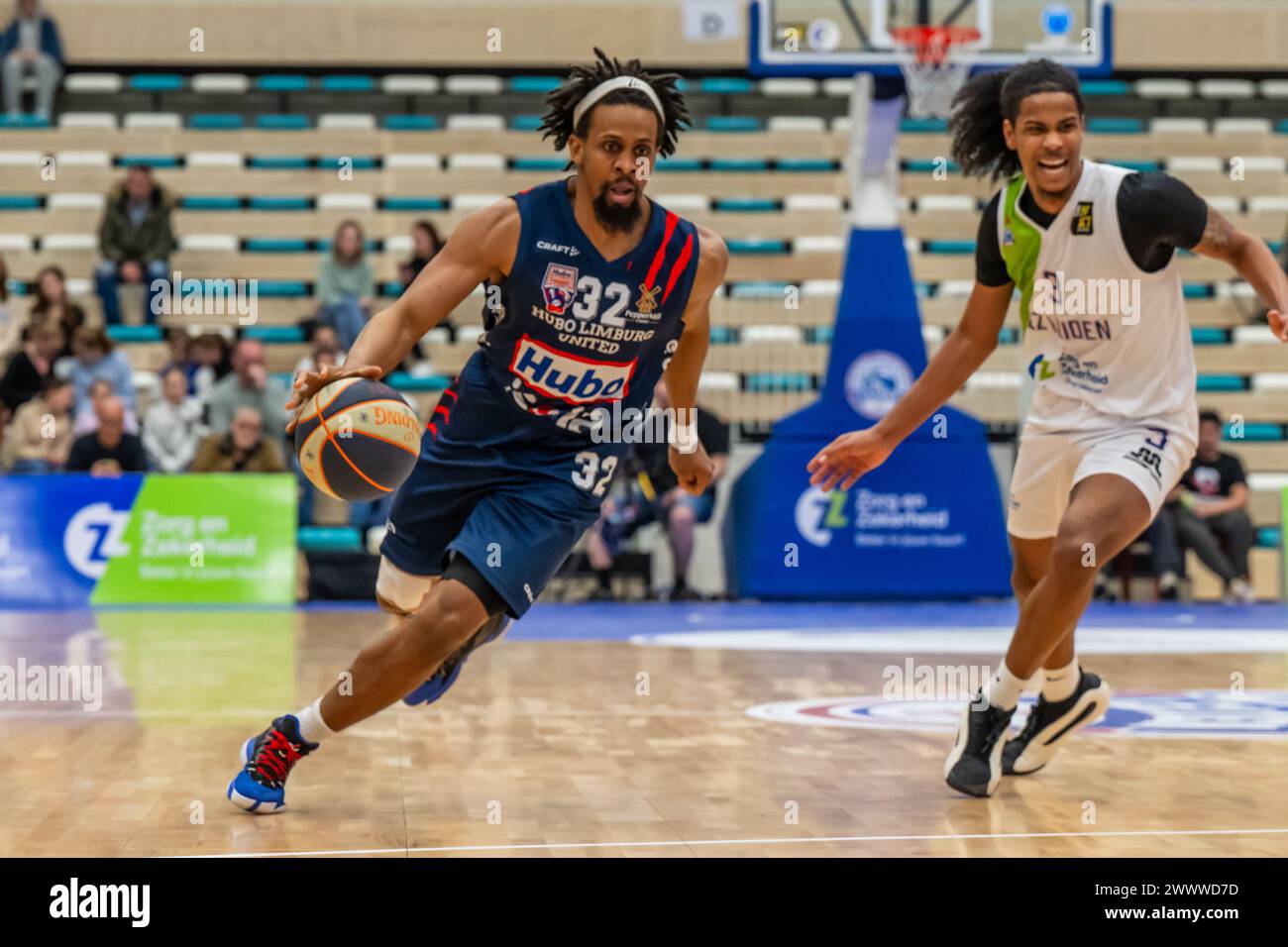 LEIDEN, PAESI BASSI - 23 MARZO: Clifford Hammonds of Hubo Limburg United, Tajion Jones della ZZ Leiden durante il match d'oro della BNXT League Elite Gold tra Zo Foto Stock