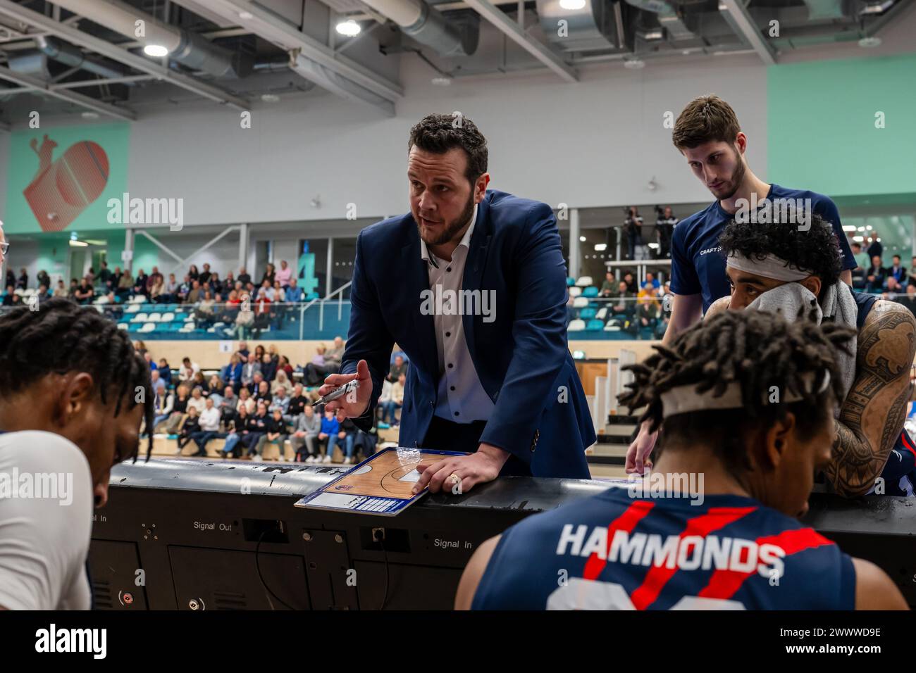 LEIDEN, PAESI BASSI - 23 MARZO: Il capo-allenatore Raymond Westphalen dell'Hubo Limburg United Time Out durante il BNXT League Elite Gold match tra Zorg en Foto Stock