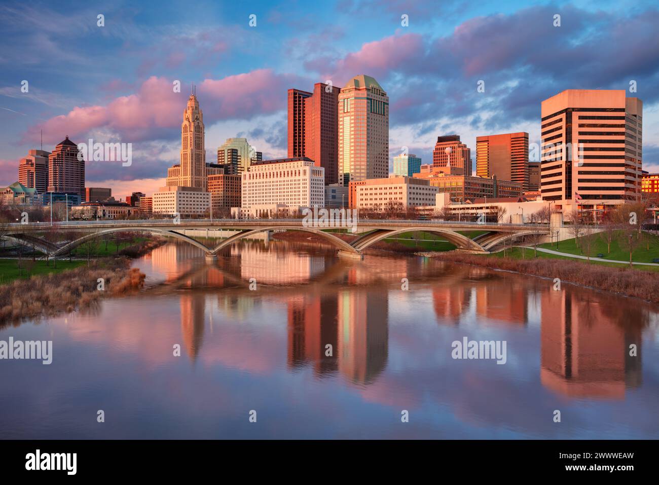 Columbus, Ohio, Stati Uniti. Immagine del paesaggio urbano di Columbus, Ohio, skyline del centro degli Stati Uniti con il riflesso della città sul fiume Scioto al tramonto primaverile. Foto Stock