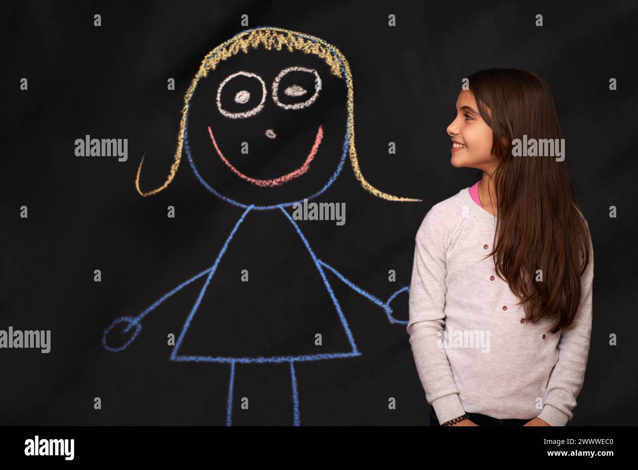 Lavagna, bambini e ragazza con gesso art, disegno o immagine di un amico immaginario su sfondo scuro. Fantasia, creativo o ragazzo con Foto Stock