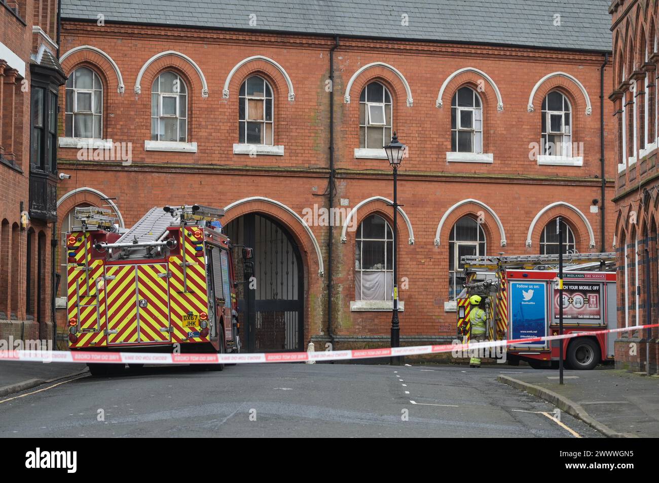 Tenby Street North, Birmingham, 26 marzo 2024 - circa quaranta vigili del fuoco sono stati chiamati a un "incendio di fabbrica" nel famoso quartiere dei gioielli di Birmingham nelle prime ore del mattino di martedì (26 marzo). I residenti hanno allertato il servizio antincendio delle West Midlands quando cinque chiamanti hanno chiamato il 999 per segnalare l'incidente. Sei apparecchi antincendio sono stati abbattuti alle 4.56 del mattino insieme a una piattaforma idraulica e una pompa ad alto volume che portava acqua da un canale vicino. All'arrivo, gli equipaggi trovarono il 40% dell'edificio in fiamme e un cordone fu allestito intorno a Tenby Street North. Credito: Interrompi stampa Media/Alamy Live News Foto Stock