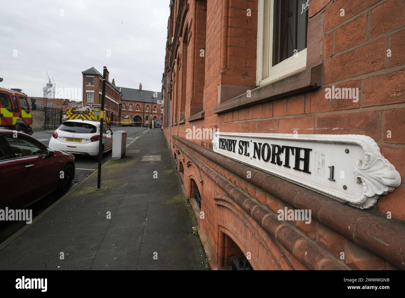 Tenby Street North, Birmingham, 26 marzo 2024 - circa quaranta vigili del fuoco sono stati chiamati a un "incendio di fabbrica" nel famoso quartiere dei gioielli di Birmingham nelle prime ore del mattino di martedì (26 marzo). I residenti hanno allertato il servizio antincendio delle West Midlands quando cinque chiamanti hanno chiamato il 999 per segnalare l'incidente. Sei apparecchi antincendio sono stati abbattuti alle 4.56 del mattino insieme a una piattaforma idraulica e una pompa ad alto volume che portava acqua da un canale vicino. All'arrivo, gli equipaggi trovarono il 40% dell'edificio in fiamme e un cordone fu allestito intorno a Tenby Street North. Credito: Interrompi stampa Media/Alamy Live News Foto Stock