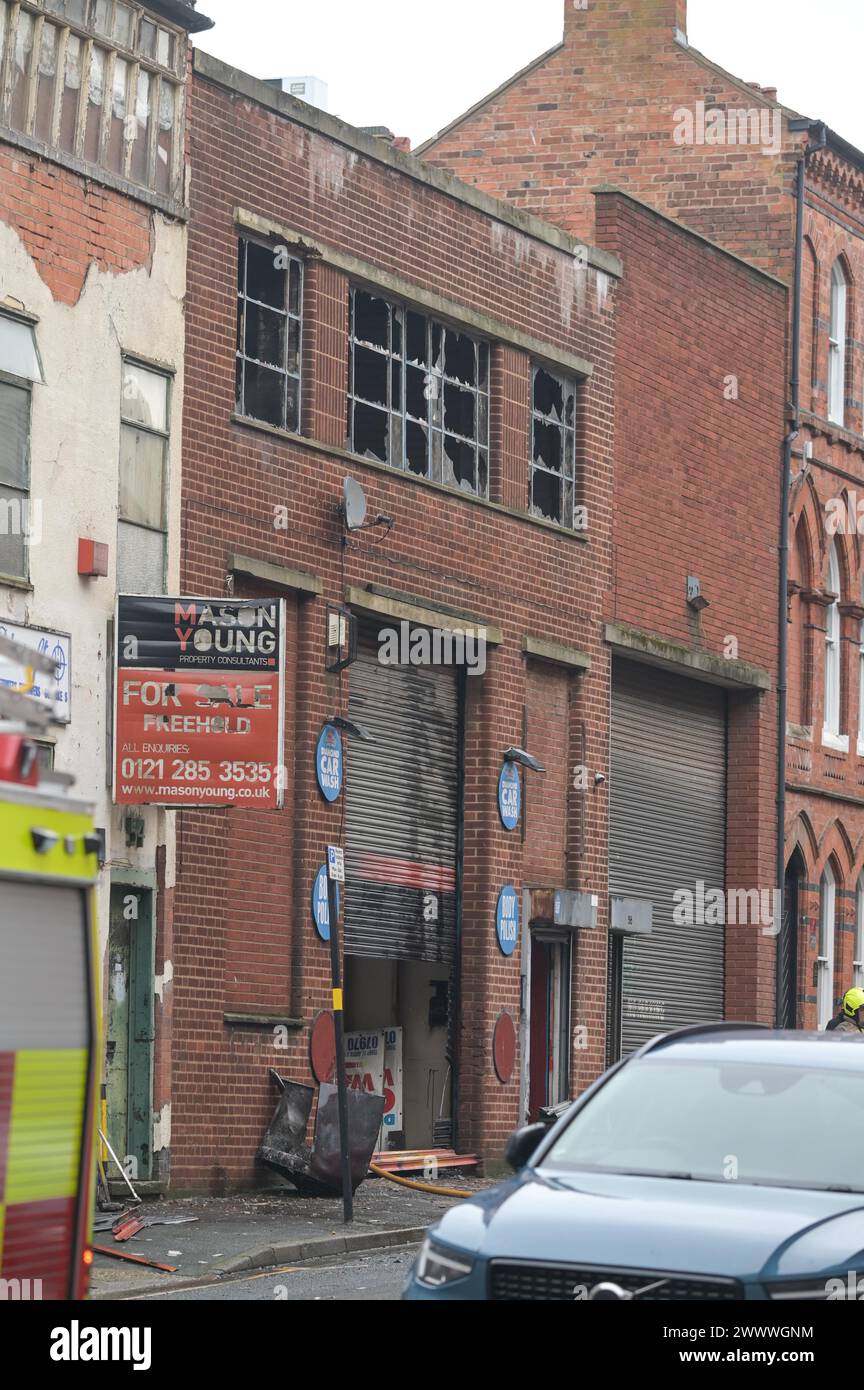 Tenby Street North, Birmingham, 26 marzo 2024 - circa quaranta vigili del fuoco sono stati chiamati a un "incendio di fabbrica" nel famoso quartiere dei gioielli di Birmingham nelle prime ore del mattino di martedì (26 marzo). I residenti hanno allertato il servizio antincendio delle West Midlands quando cinque chiamanti hanno chiamato il 999 per segnalare l'incidente. Sei apparecchi antincendio sono stati abbattuti alle 4.56 del mattino insieme a una piattaforma idraulica e una pompa ad alto volume che portava acqua da un canale vicino. All'arrivo, gli equipaggi trovarono il 40% dell'edificio in fiamme e un cordone fu allestito intorno a Tenby Street North. Credito: Interrompi stampa Media/Alamy Live News Foto Stock