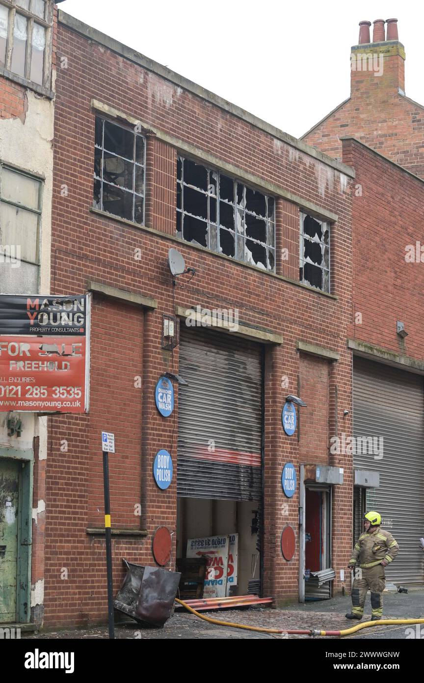 Tenby Street North, Birmingham, 26 marzo 2024 - circa quaranta vigili del fuoco sono stati chiamati a un "incendio di fabbrica" nel famoso quartiere dei gioielli di Birmingham nelle prime ore del mattino di martedì (26 marzo). I residenti hanno allertato il servizio antincendio delle West Midlands quando cinque chiamanti hanno chiamato il 999 per segnalare l'incidente. Sei apparecchi antincendio sono stati abbattuti alle 4.56 del mattino insieme a una piattaforma idraulica e una pompa ad alto volume che portava acqua da un canale vicino. All'arrivo, gli equipaggi trovarono il 40% dell'edificio in fiamme e un cordone fu allestito intorno a Tenby Street North. Credito: Interrompi stampa Media/Alamy Live News Foto Stock