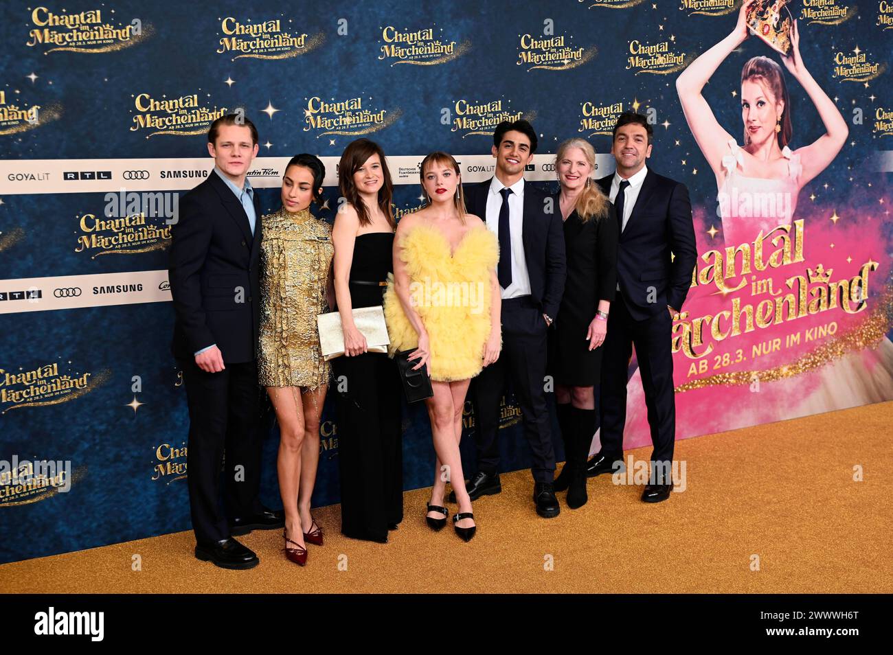 Max von der Groeben, Gizem Emre, Lena Schömann, Jella Haase, Mido Kotaini, Judith Erber und Bora Dagetkin bei der Weltpremiere des Kinofilms Chantal im Märchenland im Mathäser Filmpalast. München, 25.03.2024 *** Max von der Groeben, Gizem Emre, Lena Schömann, Jella Haase, Mido Kotaini, Judith Erber e Bora Dagetkin alla prima mondiale del film Chantal im Märchenland al Mathäser Filmpalast Monaco di Baviera, 25 03 2024 foto:XR.xHeinex/xFuturexImagex chantal_muenchen_4383 Foto Stock