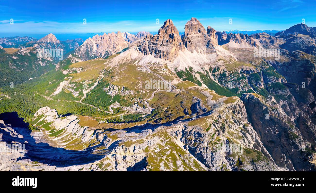 Ideale per il poster: Vista panoramica e generale del massiccio delle tre Cime e dell'area circostante dall'alto. Bel giorno d'autunno, soleggiato, cielo blu. Foto Stock