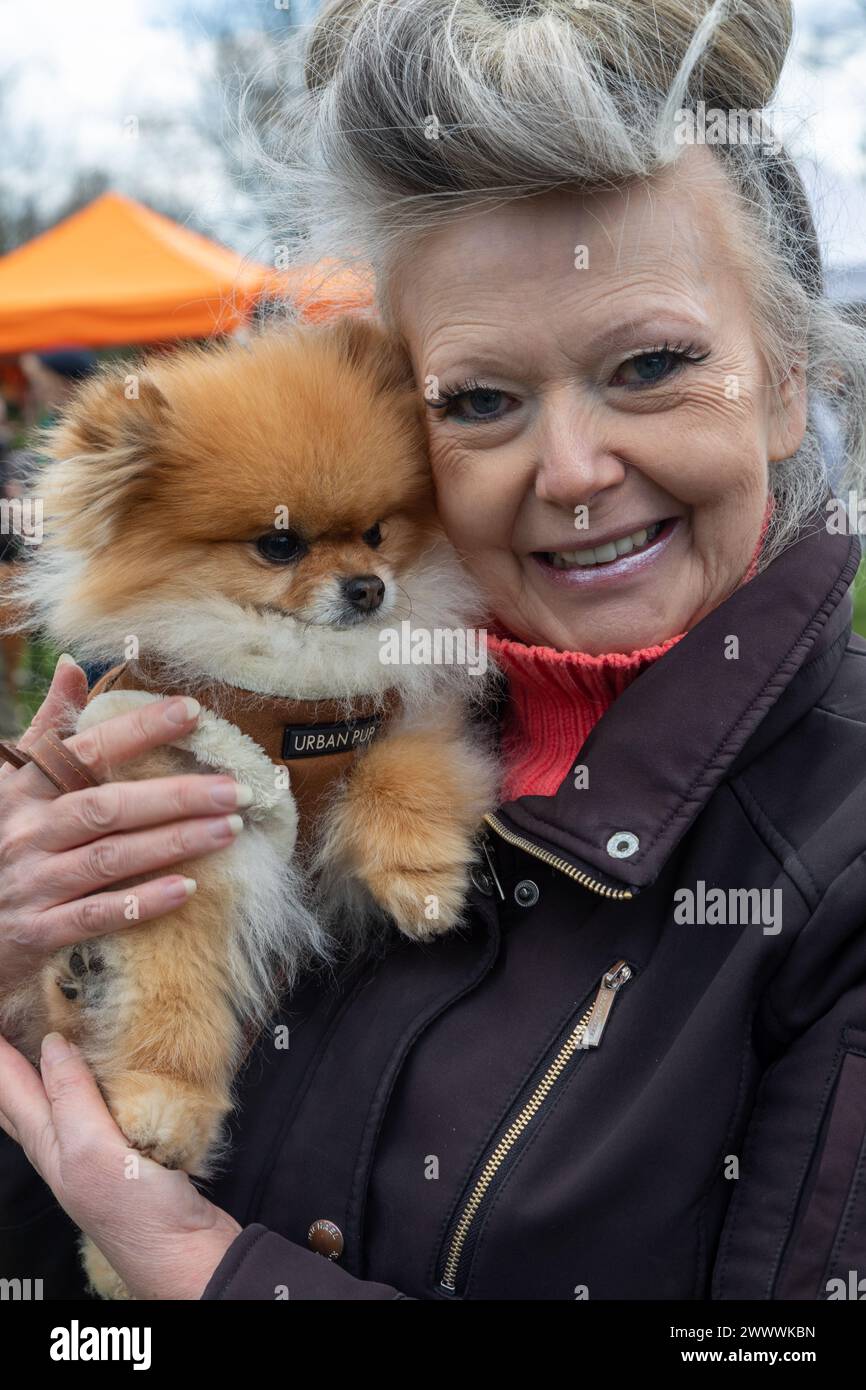 A Maltese Terrier Puppy Dog e il suo proprietario Londra Regno Unito Foto Stock