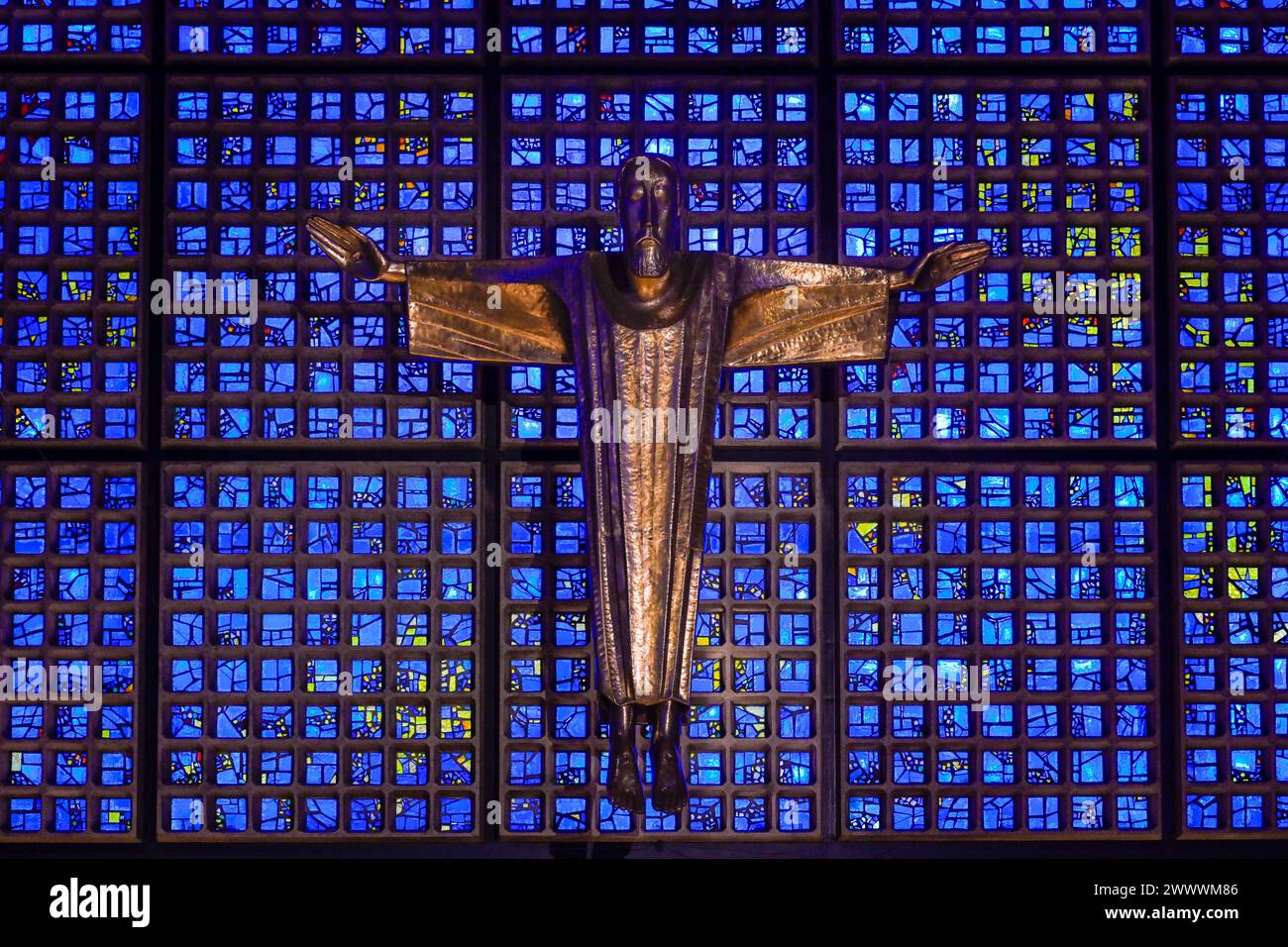Kruzifix, Kaiser-Wilhelm-Gedächtniskirche, Neue Kirche von Egon Eiermann, Breitscheidplatz, Charlottenburg, Berlino, Deutschland Foto Stock