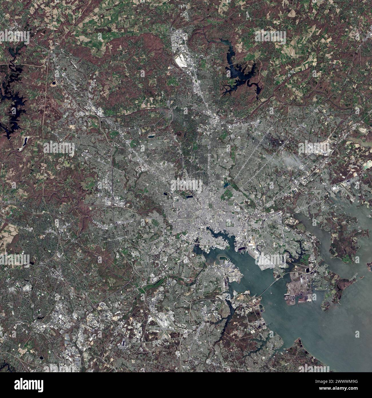 Il 24 aprile 2014, l'Operational Land Imager sul Landsat 8 catturò questa vista di Baltimora e del suo porto. Il Francis Scott Key Bridge può essere visto in basso a destra attraverso l'ingresso del porto. Francis Scott Key Bridge, Baltimora. Il 26 marzo 2024, c.1:27 EDT, l'intero ponte passante crollò dopo che la nave portacontainer di Singapore Dali si scontrò con un pilastro di supporto. Un numero sconosciuto di veicoli e operai edili erano sul ponte al momento della collisione e del successivo crollo. Crediti: NASA / USGS / Alamy Live News via Digitaleye Foto Stock