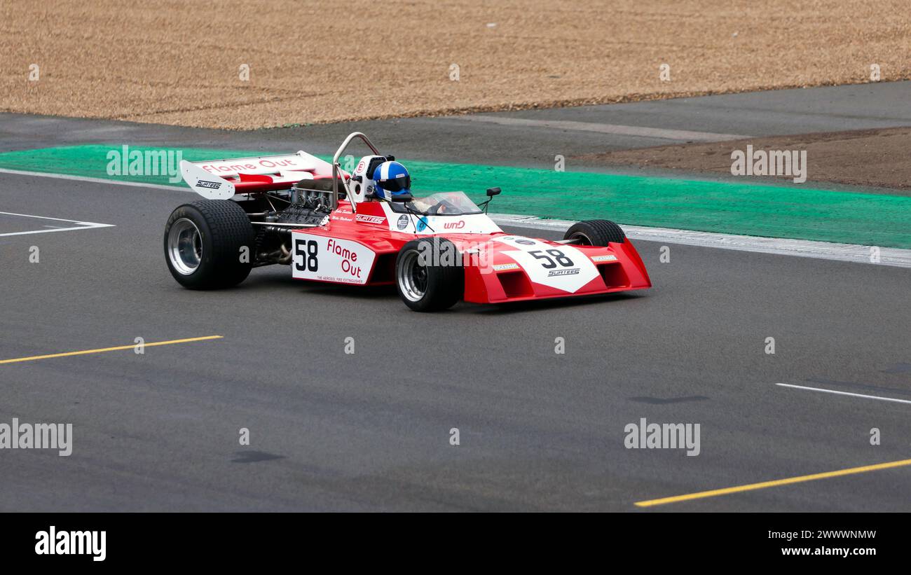 Ewen Sergison alla guida della sua Red and White, 1971, Surtees TS9B, durante la Masters Racing Legends Formula One Race ('66-'85) Foto Stock