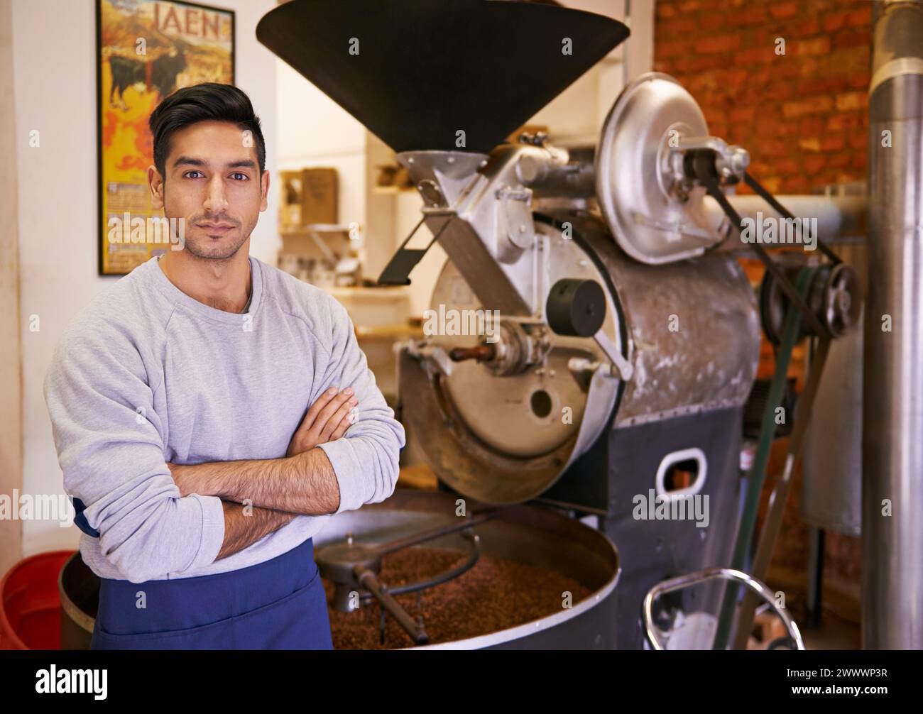 Chicchi di caffè, tostatura e ritratto dell'uomo con fiducia nelle piccole imprese, nei processi e nel controllo di qualità. Imprenditore, barista o torrefazione all'indirizzo Foto Stock
