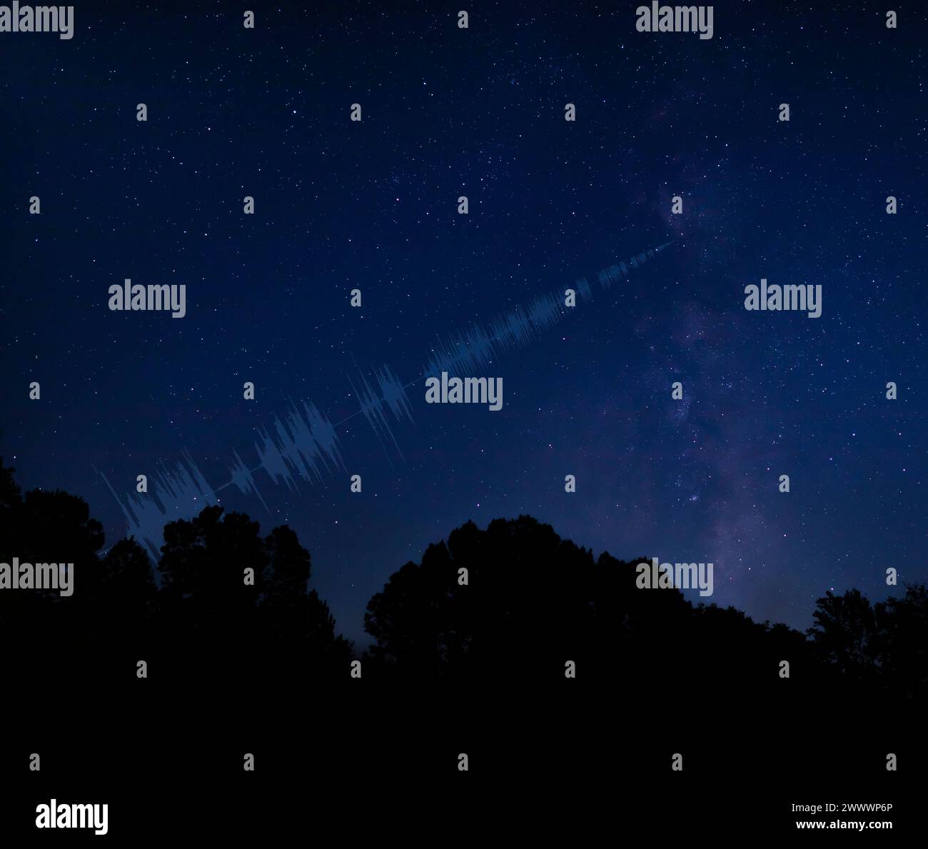 Forme di vita aliena che trasmettono un segnale verso la Terra da un cielo pieno di stelle Foto Stock