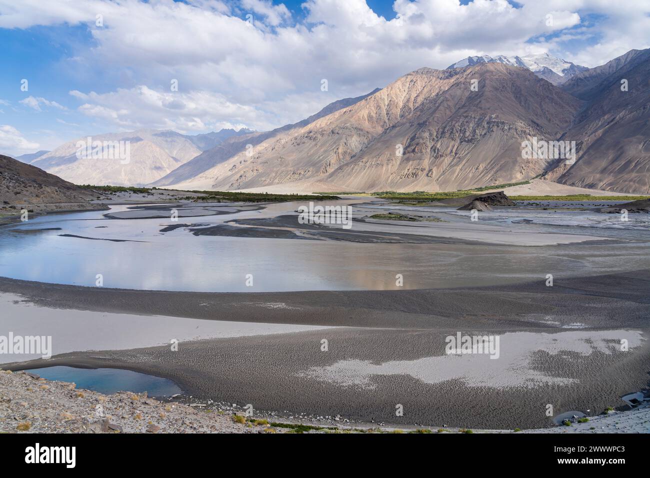 Vista panoramica della valle del fiume Panj con la catena Hindu Kush in Afghanistan, il corridoio Wakhan, Langar, Gorno-Badakhshan, Pamir del Tagikistan Foto Stock