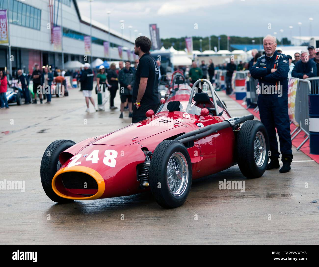 Klaus Lehr con la sua rossa, 1957, Maserati 250F, nel paddock internazionale, prima della HGPCA Pre '66 Grand Prix Cars Race Foto Stock