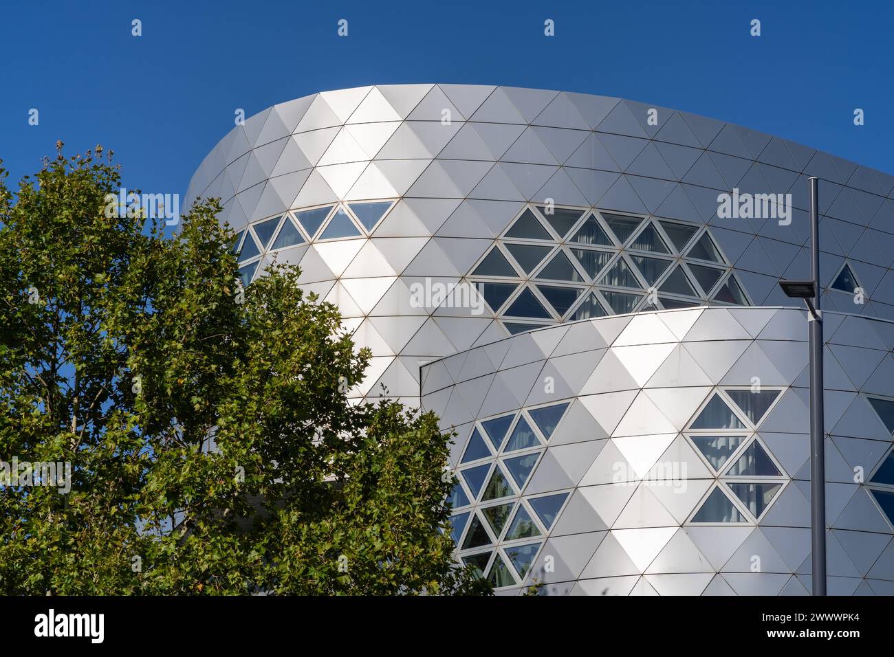Vista dall'esterno dettagliata dell'architettura geometrica contemporanea del Lycée Georges Frêche a Port Marianne di Massimiliano Fuksas Foto Stock